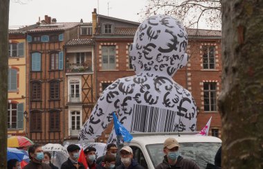 Toulouse, Fransa - 30 Ocak 2021 Marchons Çocuk Gösterileri 'nde aile yanlısı protestocular bayrak sallıyor.