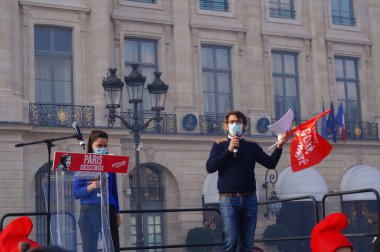 Paris, Fransa - 10 Ekim 2020 - Marchons Enfants 'da kadın ve erkek konuşmacılar Fransız hükümetinin biyoetik ve üreme yasasına karşı Adalet Bakanlığı önünde tezahürat yaptılar.