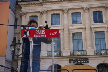 Paris, Fransa - 10 Ekim 2020 - Marchons Enfants personelinin bir üyesi, Place vendome 'daki biyoetik ve üreme yasasına karşı yapılan bir gösterinin sonunda kürsünün mikrofonunu indirir.