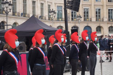 Paris, Fransa - 10 Ekim 2020 - Mariannes (LMPT 'nin genç kadın protestocuları) sırası, Adalet Bakanlığı önünde Vendome Meydanı' nda biyoetik tasarısına karşı gösteri