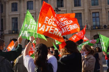 Albi, Fransa - 1 Mayıs 2021 - Viagn Meydanı 'nda baskıcı sağlık önlemlerine karşı gösteri