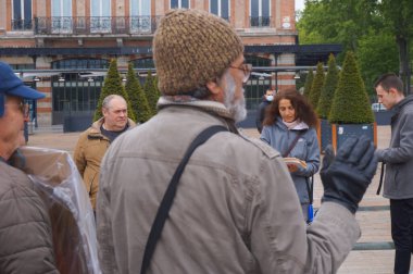 Albi, Fransa - 1 Mayıs 2021 - Viagn Meydanı 'nda baskıcı sağlık önlemlerine karşı gösteri