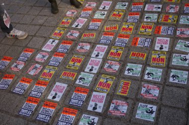 Paris, Fransa - 10 Ekim 2020 - Fransız hükümetinin biyoetik yasa tasarısına karşı bez ve çıkartmalar, tüm kadınlar için babasız MAP ile ilgili, gebelik taşıyıcı annelik ve sınırsız havacılık