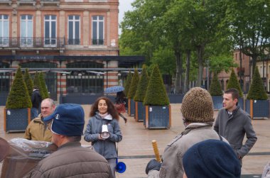 Albi, Fransa - 1 Mayıs 2021 - Viagn Meydanı 'nda baskıcı sağlık önlemlerine karşı gösteri