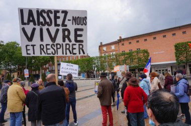 Albi, Fransa - 1 Mayıs 2021 - Viagn Meydanı 'nda baskıcı sağlık önlemlerine karşı gösteri