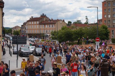Albi, Fransa - 14 Ağustos 2021 - Hippolyte Savary Caddesi 'nde yürüyüş yapan protestocular, yeşil pasaport, Covid-19 önlemleri ve sağlık çalışanları için aşı zorunluluğuna karşı bir gösteride