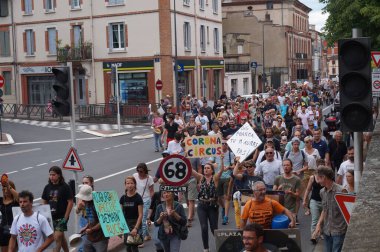 Albi, Fransa - 14 Ağustos 2021 - Hippolyte Savary Caddesi 'nde yürüyüş yapan protestocular, yeşil pasaport, Covid-19 önlemleri ve sağlık çalışanları için aşı zorunluluğuna karşı bir gösteride