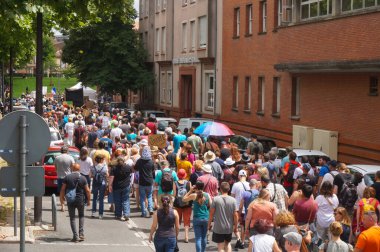 Albi, Fransa - 14 Ağustos 2021 - Hippolyte Savary Caddesi 'nde yürüyüş yapan protestocular, yeşil pasaport, Covid-19 önlemleri ve sağlık çalışanları için aşı zorunluluğuna karşı bir gösteride