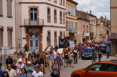 Albi, Fransa - 14 Ağustos 2021 - Hippolyte Savary Caddesi 'nde yürüyüş yapan protestocular, yeşil pasaport, Covid-19 önlemleri ve sağlık çalışanları için aşı zorunluluğuna karşı bir gösteride