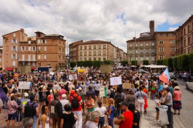 Albi, Fransa - 14 Ağustos 2021 - Hippolyte Savary Caddesi 'nde yürüyüş yapan protestocular, yeşil pasaport, Covid-19 önlemleri ve sağlık çalışanları için aşı zorunluluğuna karşı bir gösteride