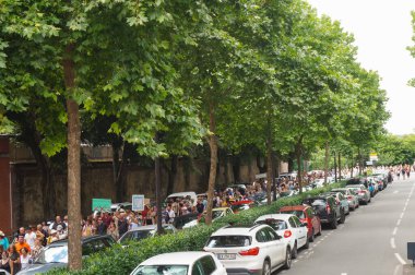 Albi, Fransa - 14 Ağustos 2021 - Hippolyte Savary Caddesi 'nde yürüyüş yapan protestocular, yeşil pasaport, Covid-19 önlemleri ve sağlık çalışanları için aşı zorunluluğuna karşı bir gösteride