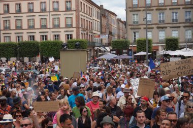 Albi, Fransa - 14 Ağustos 2021 - Hippolyte Savary Caddesi 'nde yürüyüş yapan protestocular, yeşil pasaport, Covid-19 önlemleri ve sağlık çalışanları için aşı zorunluluğuna karşı bir gösteride
