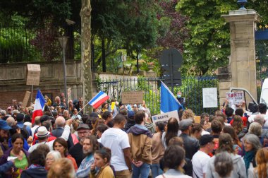 Albi, Fransa - 14 Ağustos 2021 - Hippolyte Savary Caddesi 'nde yürüyüş yapan protestocular, yeşil pasaport, Covid-19 önlemleri ve sağlık çalışanları için aşı zorunluluğuna karşı bir gösteride