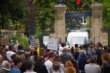 Albi, Fransa - 14 Ağustos 2021 - Hippolyte Savary Caddesi 'nde yürüyüş yapan protestocular, yeşil pasaport, Covid-19 önlemleri ve sağlık çalışanları için aşı zorunluluğuna karşı bir gösteride