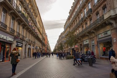 Toulouse, Fransa - Ocak 2020 - Eski tuğla kasaba binalarına Kuş bakışı bakış tarihi bölgenin alışveriş alanındaki kaldırım kenarındaki yerel işletmeleri kapsıyor