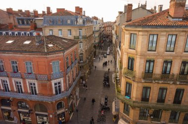 Toulouse, Fransa - Ocak 2020 - Eski tuğla kasaba binalarına Kuş bakışı bakış tarihi bölgenin alışveriş alanındaki kaldırım kenarındaki yerel işletmeleri kapsıyor