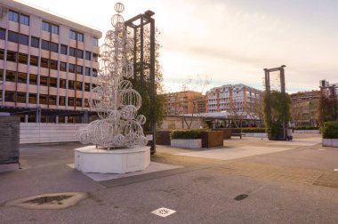 Toulouse, Fransa - Ocak 2020 - St. Georges civarında modern tuğla ve beton konut binalarıyla çevrili bir çevre meydanı olan Occitane Meydanı 'nın yaya levhası