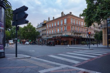 Toulouse, Fransa - Haziran 2021 - Arnaud Bernard Bölgesi 'nde bulunan Bayard Bulvarı ve Strasbourg Bulvarı' nın kesiştiği yerde Earling sabah görüşü