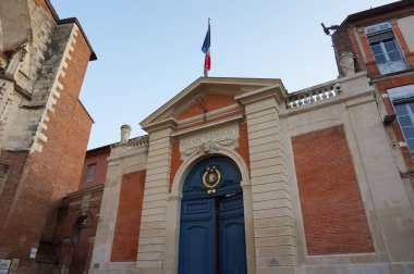 Toulouse, Fransa-Kasım 2019 - Ulusal Saray Portal 'ı, Haute-Garonne Bölgesi ve Occitanie Bölgesi' nin merkezi, Fransa Cumhuriyeti 'nin altın amblemi ve ulusal bayrağıyla