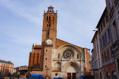 Fransa 'nın güneyindeki Toulouse' daki Saint-Etienne Katedrali 'nin tuğla çan kulesi.
