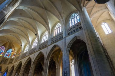 Saint Stephen Katedrali 'nin içi (Saint-tienne): Gotik naf, tırtıklı kasa tavanı, yan tarafında ambülans ve renkli vitraylı pencereler içerir.