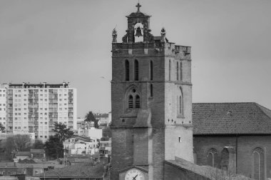 Olağandışı kuş bakışı, çok uzun odak noktasında, Saint-Etienne Katedrali 'nin tuğla kulesinde, Fransa' nın güneyinde, Toulouse 'da, arka planda bir yerleşim kulesi (siyah ve beyaz))