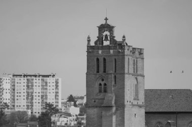 Olağandışı kuş bakışı, çok uzun odak noktasında, Saint-Etienne Katedrali 'nin tuğla kulesinde, Fransa' nın güneyinde, Toulouse 'da, arka planda bir yerleşim kulesi (siyah ve beyaz))