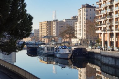Toulouse, Fransa - Nisan. 2023 - Saint-Sauveur Limanı 'ndan akan Canal du Midi, Busca ve Dupuy ilçelerinin kesiştiği yerde, deniz kenarında apartmanları olan bir yerleşim yeri.