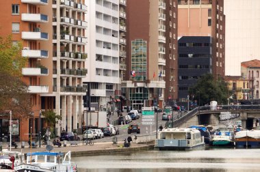 Toulouse, Fransa - Nisan. 2023 - Saint-Sauveur Limanı 'ndan akan Canal du Midi, Busca ve Dupuy ilçelerinin kesiştiği yerde, deniz kenarında apartmanları olan bir yerleşim yeri.