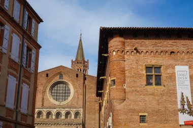 Fransa 'nın güneyindeki Toulouse' un merkezindeki tarihi cadde