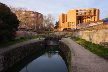 Brienne Kanalı, yeşil su ve Garonne Kanalı 'nı Fransa' nın Toulouse kentindeki Saint-Pierre kilidine bağlayan tuğla duvarlar ve Compans Bölgesi 'nin yüksek binalarıyla çevrili.