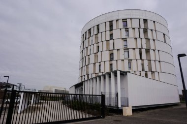 Toulouse, Fransa - Mart 2020 - Toulouse Metropole tarafından koordine edilen dünyaca ünlü bir araştırma alanı olan Cancer-Bio Sante Cluster 'ın bilimsel kampüsündeki Mercure Hotel' in yuvarlak binası