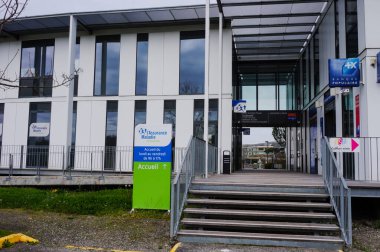 Toulouse, Fransa - Mart 2020 - Oncopole ve Cancer Bio Sante Cluster 'ın bilimsel kampüsündeki ofis binası, Fransız Sağlık Sigortası' nın konut ofisleri ve bir Bank Populaire şubesi