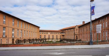 Toulouse, Fransa -Mart 2020 - Saint-Jacques Oteli, UNESCO Dünya Mirası tuğlası bina Üniversite Hastanesi Merkezi (CHU de Toulouse) ve bir Tıp Müzesi