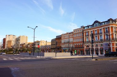 Ramblas des Allees Jean Jaures, Toulouse, Fransa - Ocak 2020 - Sarı Yelek protestolarının ortasında boş ve terk edilmiş sokaklar; Coronavirus hapsi için olası illüstrasyon 