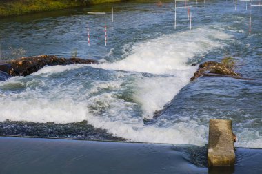 Fransa 'nın Toulouse kentindeki Garonne Nehri' nde güçlü akıntı ve etkileyici şelaleler, Grand Ramier ve Empalot adaları arasında Chemin de la Loge 'dan geçenler tarafından görülür.