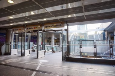 Toulouse, Fransa - Temmuz 2020 - Jean Jaures İstasyonu giriş kapısı, Tisseo metrosunun ana istasyonu, cam kapılar ve camlar, yürüyen merdivenler ve yer altı katlarına ulaşmak için yön işaretleri