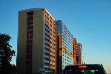 Toulouse, Fransa - Temmuz 2020 - Şehir merkezindeki Ramblas des Alles Jean Jaures caddesinin yüksek binalarının günbatımı manzarası