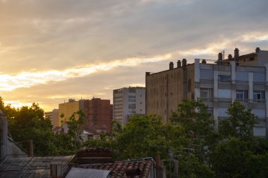 Toulouse, Fransa - Haziran 2021 - Ramblas des Allees Jean Jaures 'teki yüksek binalar ve ofis binaları, şehir merkezinin en önemli turistik noktalarından biri, şafak vakti Victor Hugo Park' ta görüldü.