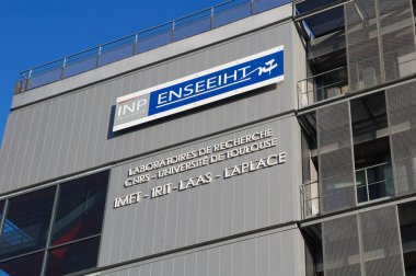 Toulouse, Fransa - Şubat 2023 - Dupuy İlçesindeki ENSEEIHT (Politeknik Enstitüsü) ana binası, elektronik, hidrolik, bilgi teknolojisi ve telekomünikasyon mühendisliği okulu