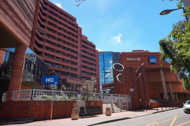 Toulouse, Fransa - 10 Haziran 2023 - Arnaud Vial Caddesi 'ndeki bir ofis binasının Pembe Terracotta tuğla cephesi, Alman sigorta şirketi Allianz' ın Matabiau Bölgesi 'ndeki yerel merkezinin evi.