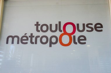 Toulouse, Fransa - Şubat 2020 - Toulouse Mtropole 'un resmi siyah ve kırmızı logosu, Toulouse kentsel topluluğunun (Fransa' nın altıncı büyük metropol bölgesi) toplumlar arası otoritesi.)