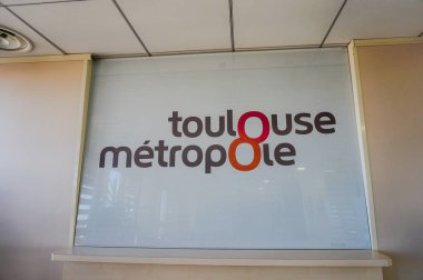 Toulouse, Fransa - Şubat 2020 - Toulouse Metropole 'un resmi siyah ve kırmızı logosu, Toulouse kentsel toplumu (Fransa' nın altıncı büyük metropol bölgesi) konusunda yetenekli toplumlar arası otorite)