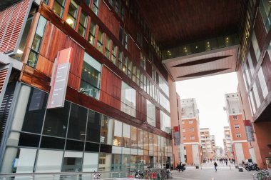 Toulouse, Fransa - Aralık 2019 - Marengo Kemeri altında, Espace Vanel ve Jose Cabanis Kütüphanesi 'nin iş merkezi olan Matabiau bölgesinde bulunan modern bir yapı.