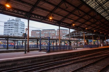 Toulouse, Fransa - Ocak 2020 - Arka planda SNCF ve Toulouse Metropole 'un genel merkezini barındıran Matabiau tren istasyonu ve ofis binalarının gece çekimleri