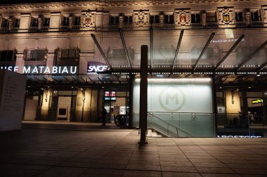 Toulouse, Fransa - Ağustos 2022 - Toulouse-Matabiau çoklu modal merkezinin aydınlatma cephesi, ışıklı tabelasıyla ve yeraltı metro istasyonuna (A hattı Balma-Basso Cambo)
