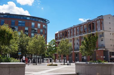 Toulouse, Fransa - 10 Haziran 2023 - Toulouse Metropole 'un modern ofisleri ve Marengo' nun yeni yerleşim yeri olan Matabiau İstasyonu 'nun yanındaki Place de la Legion d' Honneur 'daki apartman binası