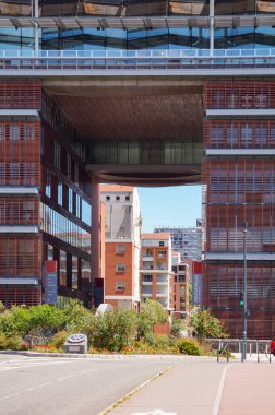 Toulouse, Fransa - 4 Haziran 2023 - Matabiau İstasyonu yakınlarındaki Marengo 'nun yeni yerleşim yerindeki modern tuğla apartman binalarına Kemer (Jose Cabanis Kütüphanesi) bakış açısı