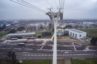 Toulouse, Fransa - Şubat 2023 - Rangueil Bilimsel Kompleksi üzerindeki Teleo teleferiğinden genel görüş, halat istasyonu, otobüs durağı ve Toulouse III-Paul Sabatier Üniversitesi Kampüsü