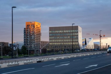 Toulouse, Fransa - Şubat 2023 - Rangueil Bilimsel Kompleksi 'nin karşısındaki modern Montaudran Havacılık Mahallesi' ndeki UGC multiplex sinemasına ev sahipliği yapan yeni binaların günbatımı